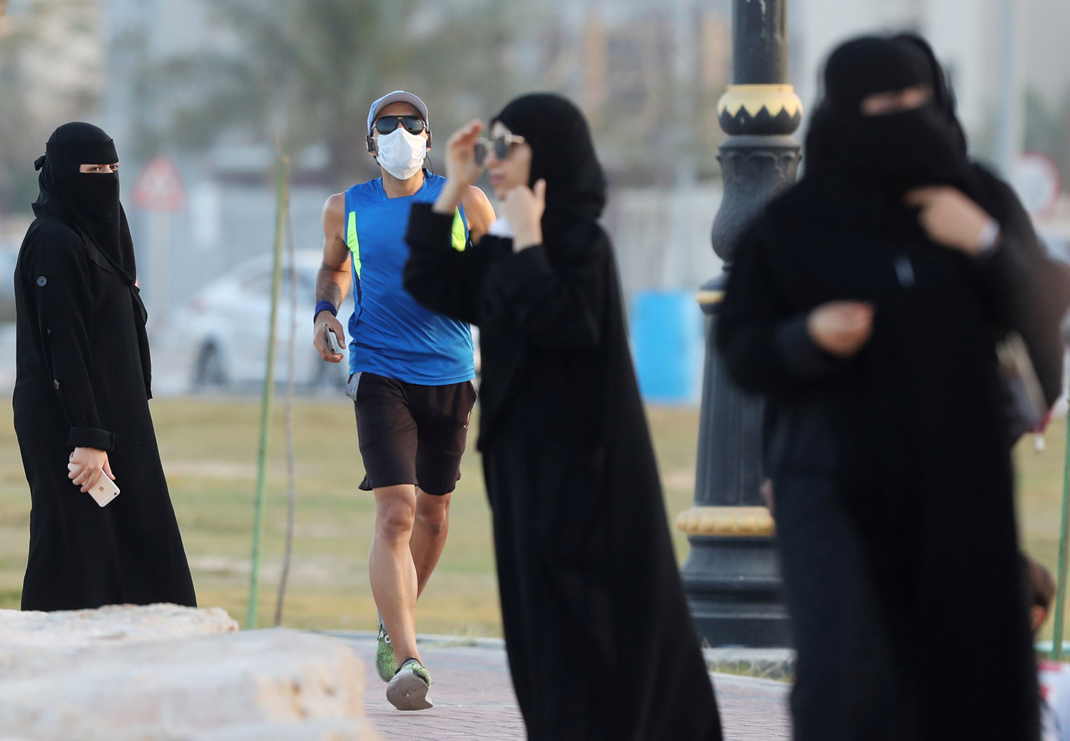 اجراءات استباقية بمنع التجمعات للسيطرة على الفيروس