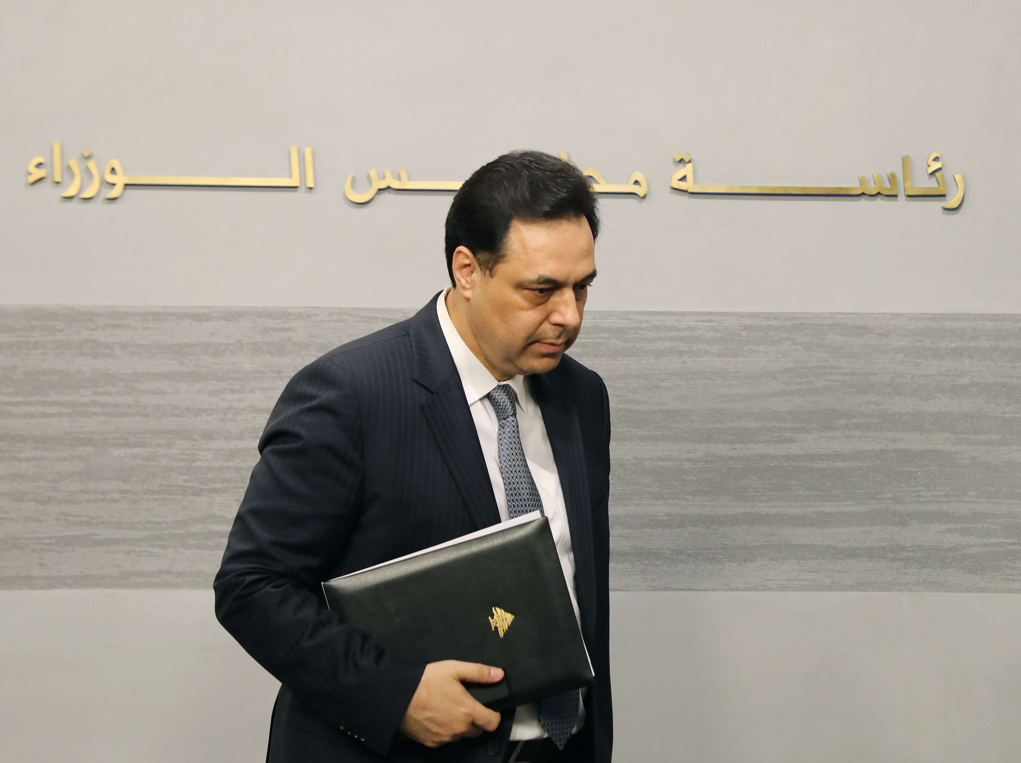 دياب يسعى لإخراج لبنان من أزمة مالية خانقة