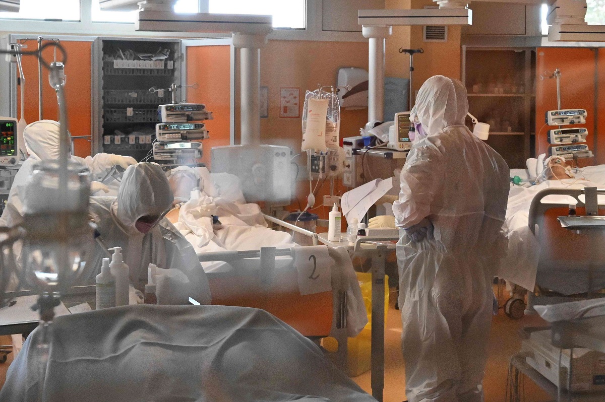 أطباء وممرضون مع مرضى بكورونا في قسم العناية المركزة بأحد مستشفيات ايطاليا