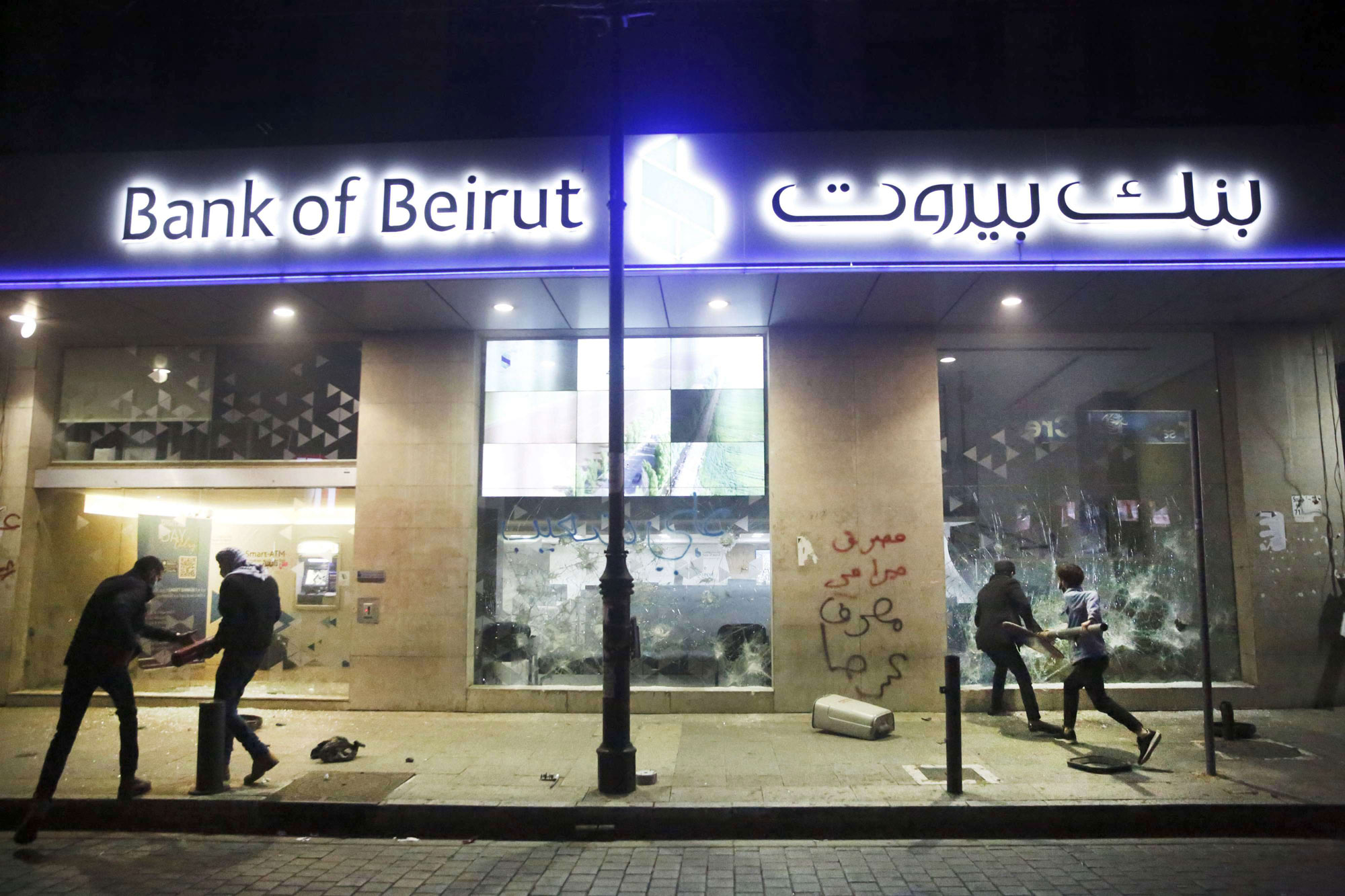 كورونا يفاقم الأزمة بين البنوك والمودعين