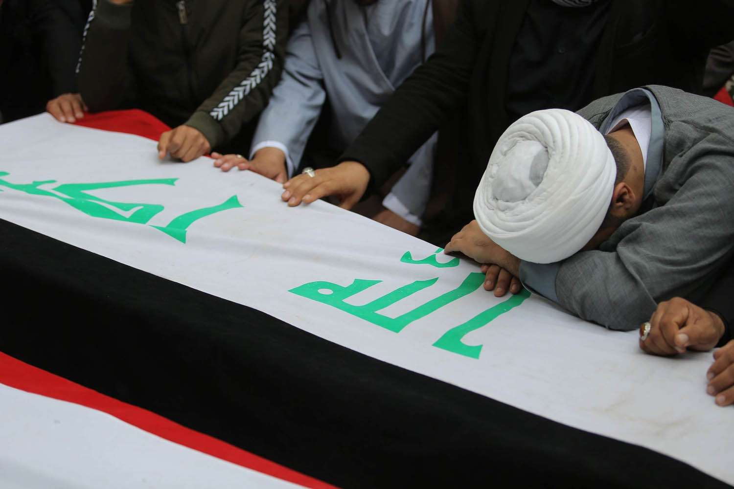 عراقيون يشيعون ضحايا القصف الأميركي الأخير