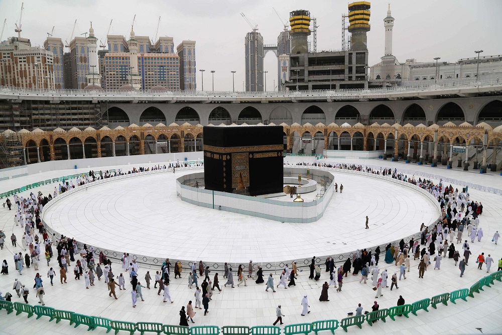 صحن الطواف حول الكعبة بعد عملية التعقيم
