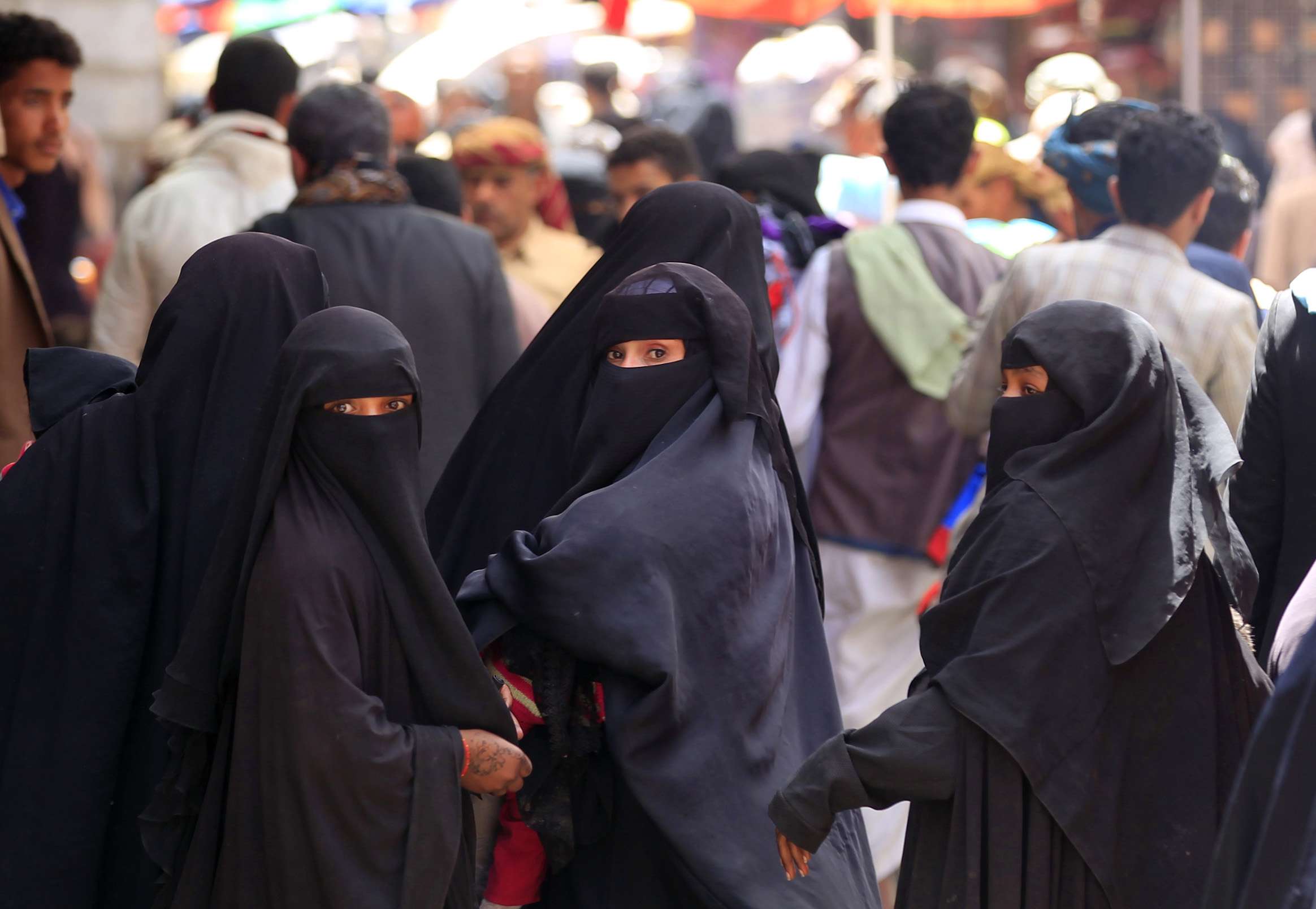 فرض قواعد اجتماعية صارمة لم تعرفها اليمنيات من قبل رغم البيئة المحافظة