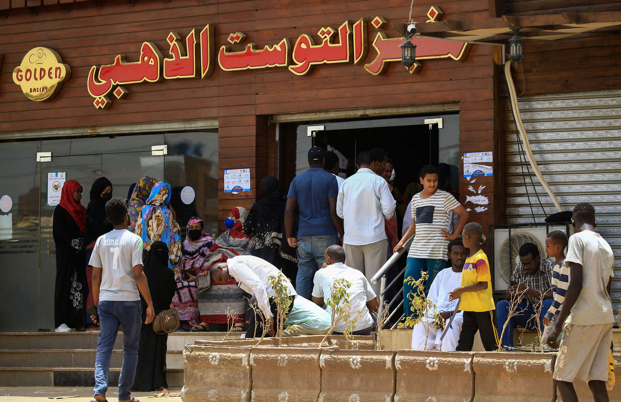 كورونا ينضاف لقائمة أزمات تثقل كاهل الحكومة الوليدة 