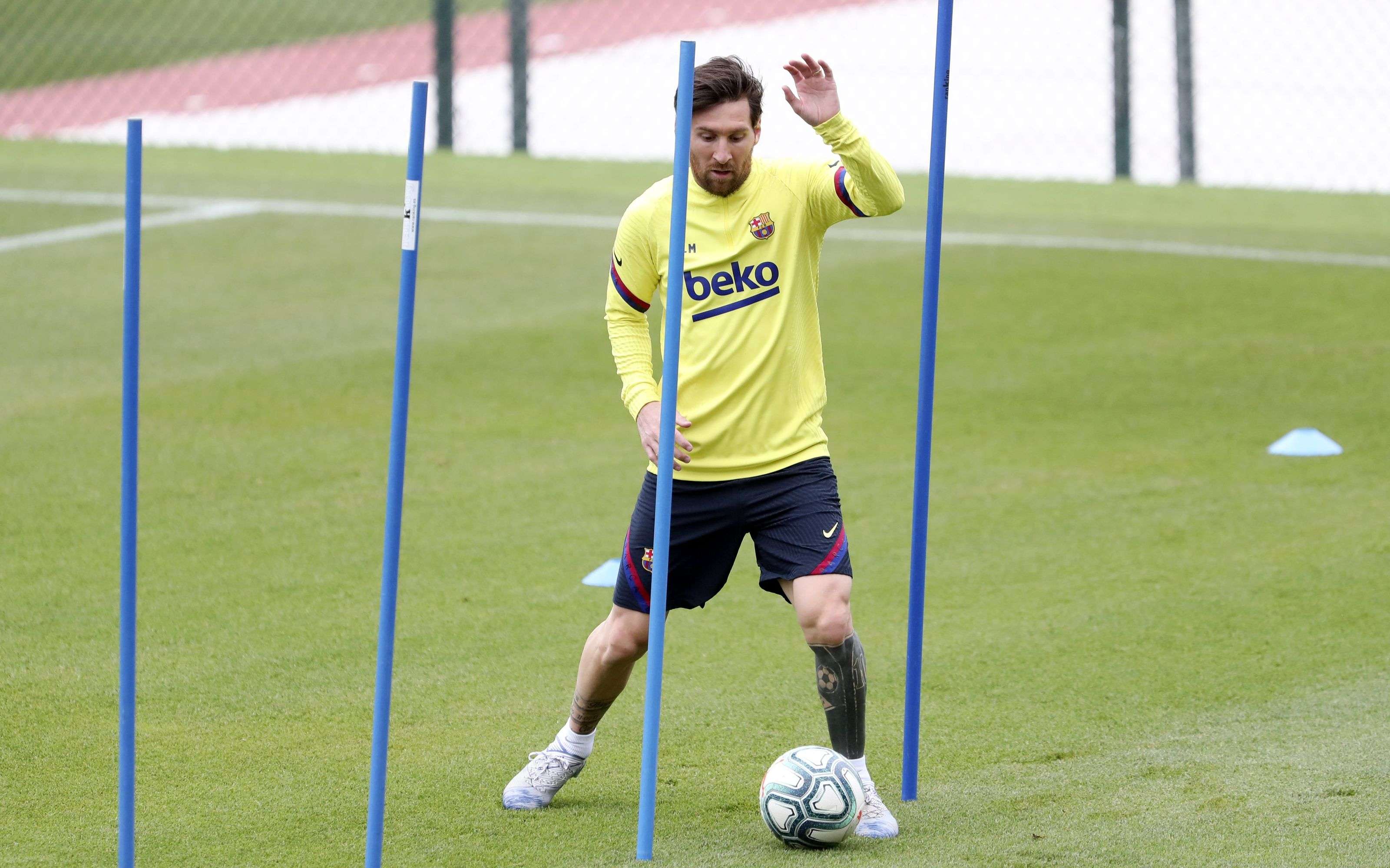 مهاجم برشلونة الأرجنتيني ليونيل ميسي وهو يحضر تدريبات فردية