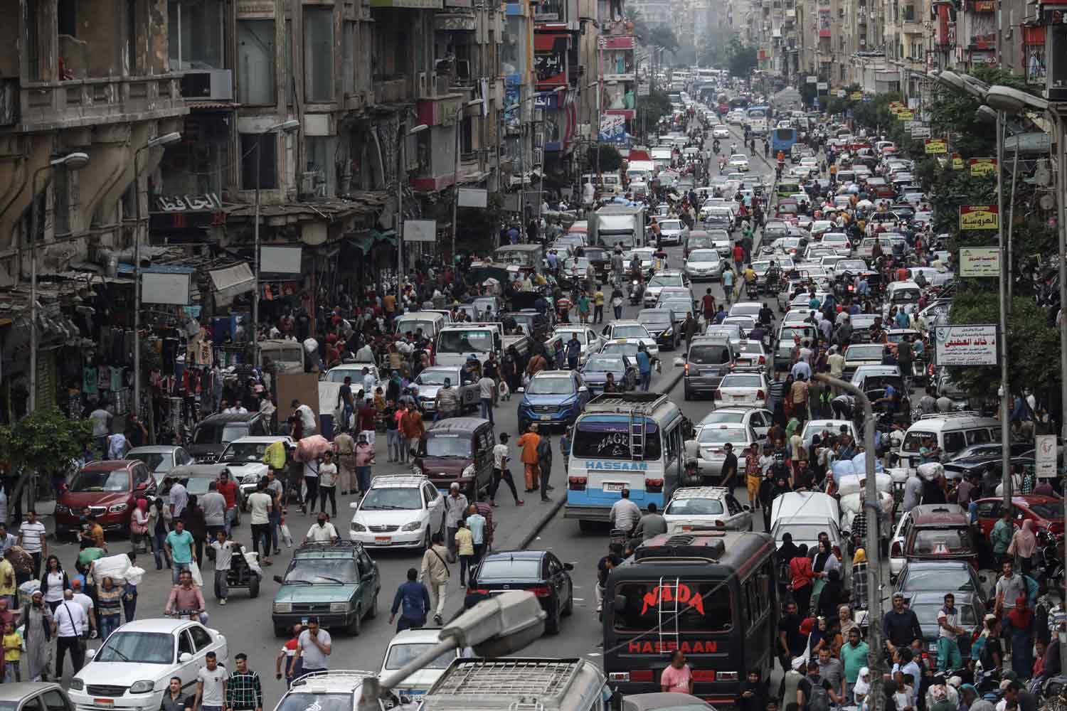استعدادات المصريين لعطلة عيد الفطر تثير المخاوف من انتشار الفيروس أكثر