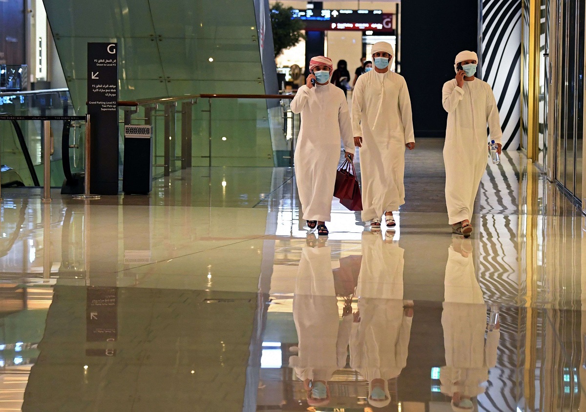 شباب إماراتيون يتمشون في مول دبي