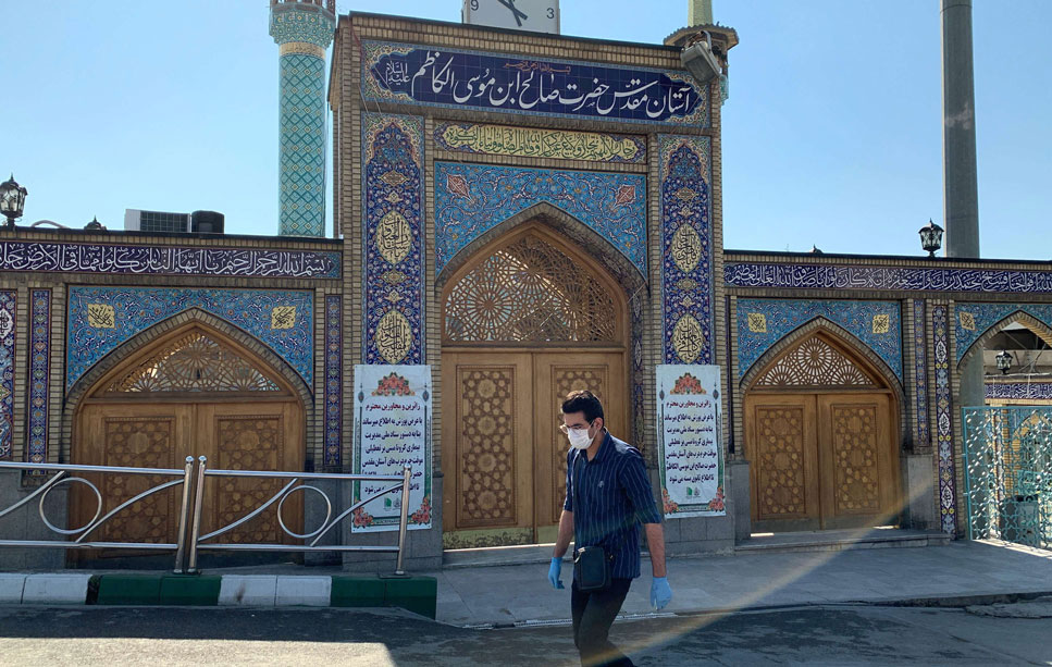 المساجد في ايران مغلقة منذ مارس بسبب تفشي عدوى كورونا السريع في كل المحافظات الايرانية تقريبا