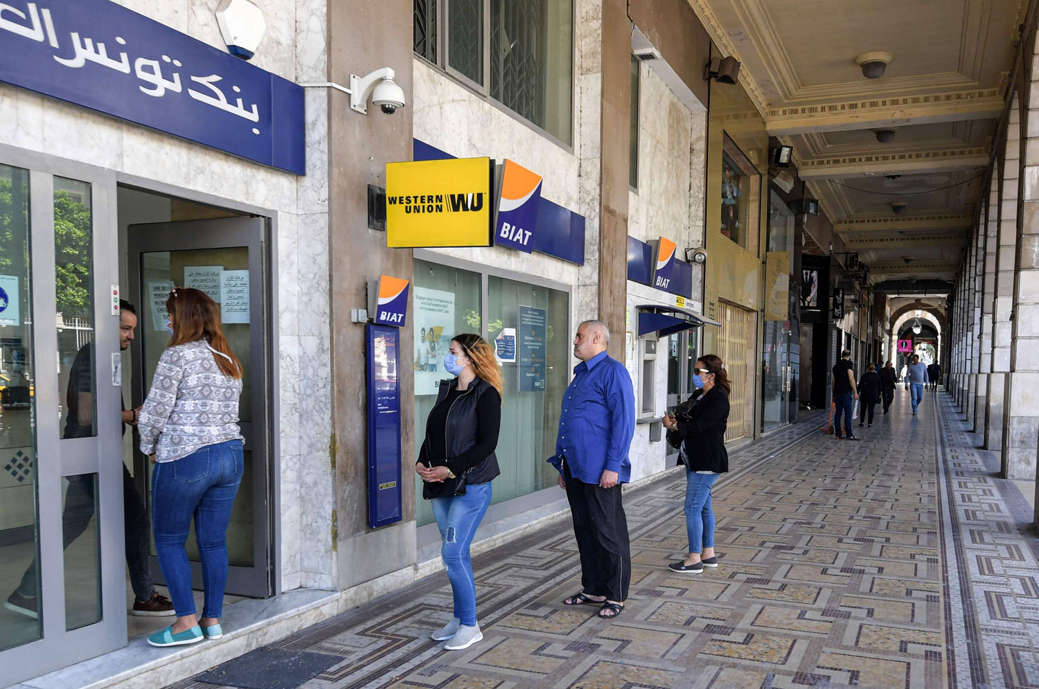 الحياة تعود تدريجيا الى طبيعتها في تونس