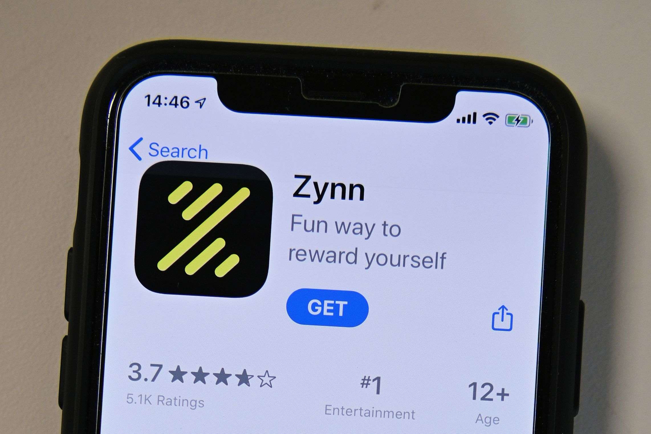 تطبيق زين يظهر على شاشة هاتف