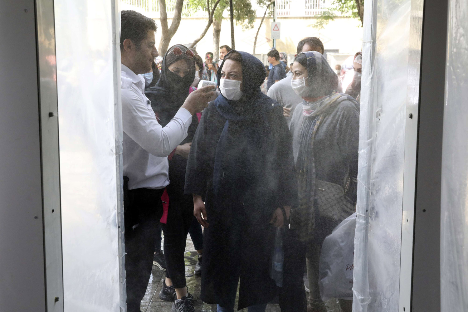إيران عاجزة عن حماية مواطنيها وتحملهم مسؤولية انتشار الوباء