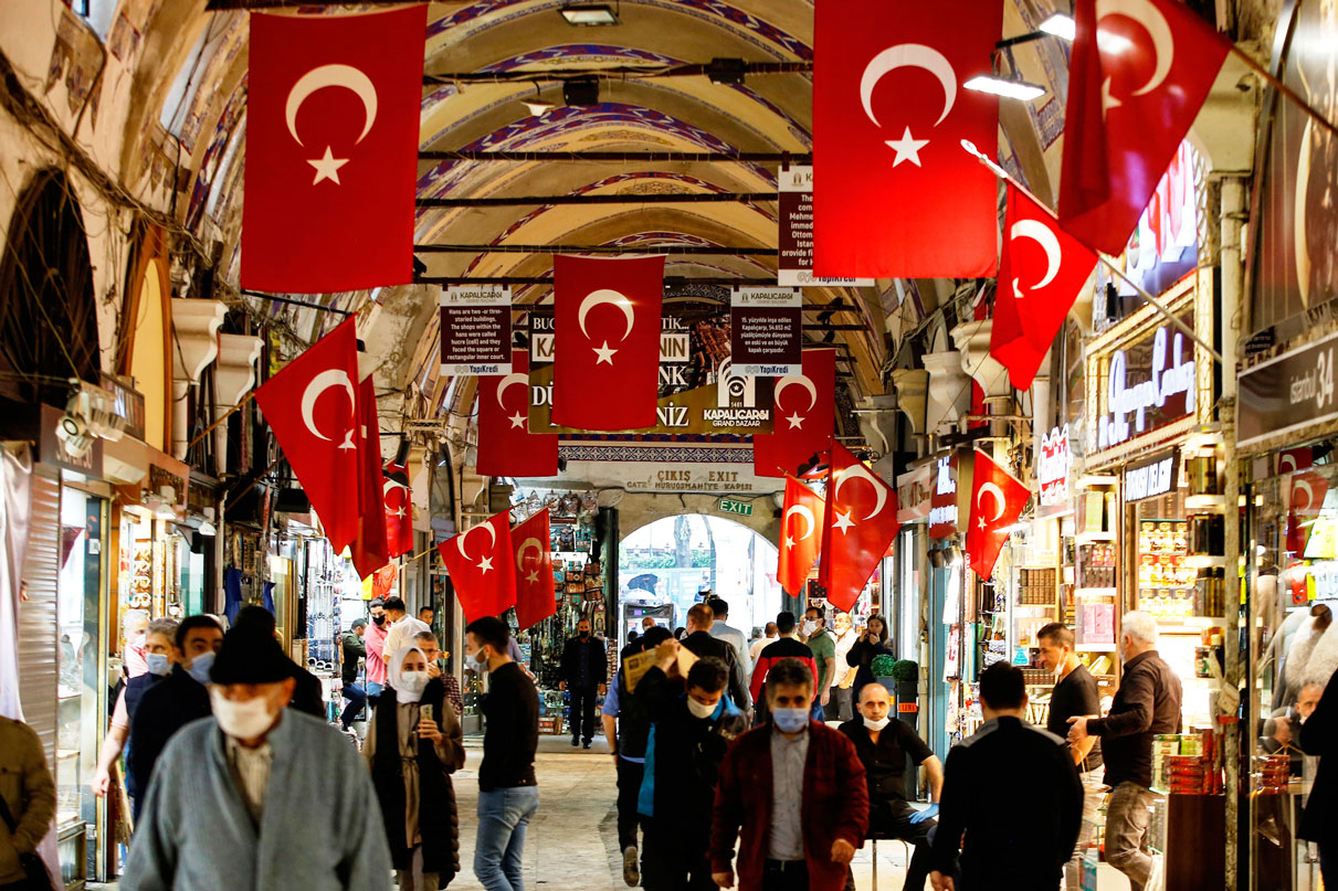 تركيا تفتح الأسواق المكتضة رغم خطر كورونا