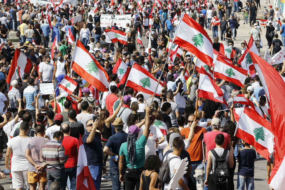 الشارع اللبناني يستأنف الاحتجاجات بعد رفع الحظر الصحي