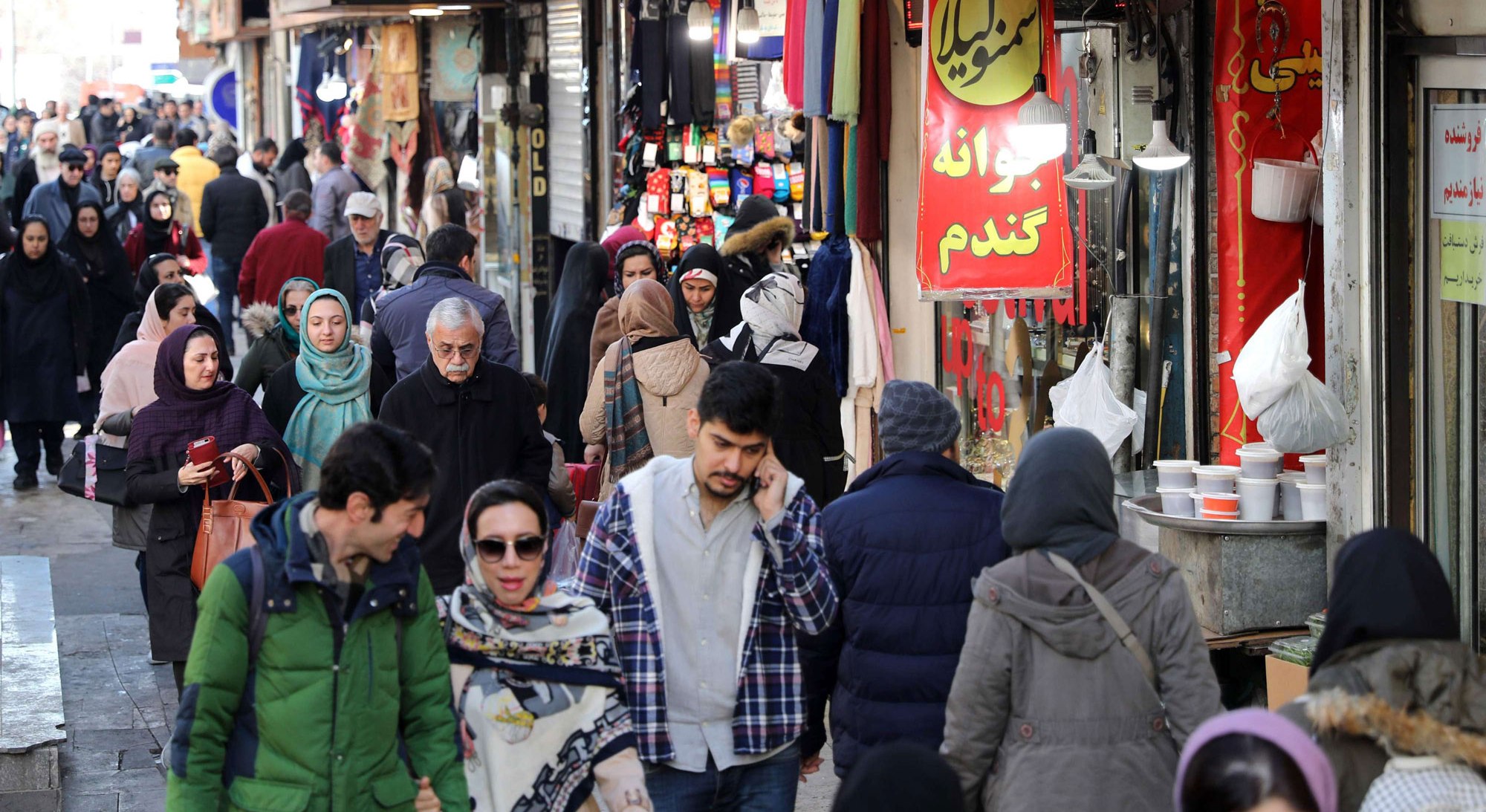 اعادة فتح الأسواق ودور العبادة دون اجراءات وقاية صارمة تعرض حياة الايرانيين للخطر