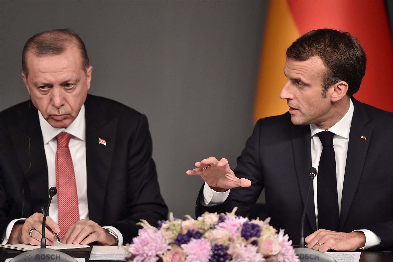 Turkish President Recep Tayyip Erdogan (L) and French President Emmanuel Macron