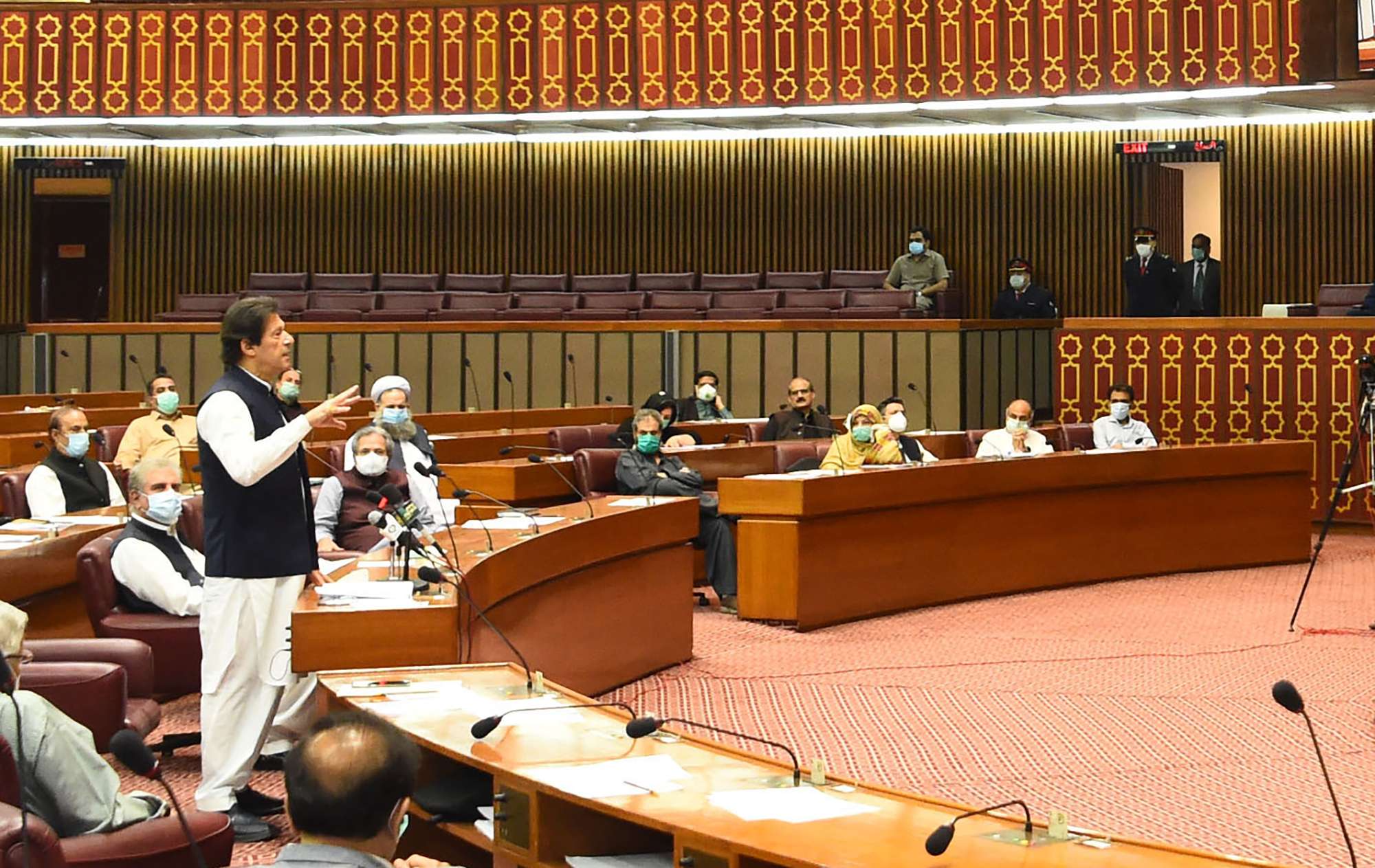 عمر خان يمرر رسائل لواشنطن عبر وصفه بن لادن بـ"الشهيد"