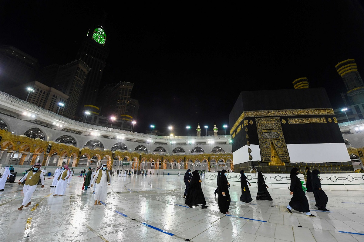 وصول الحجاج إلى المطاف حول الكعبة في المسجد الحرام 