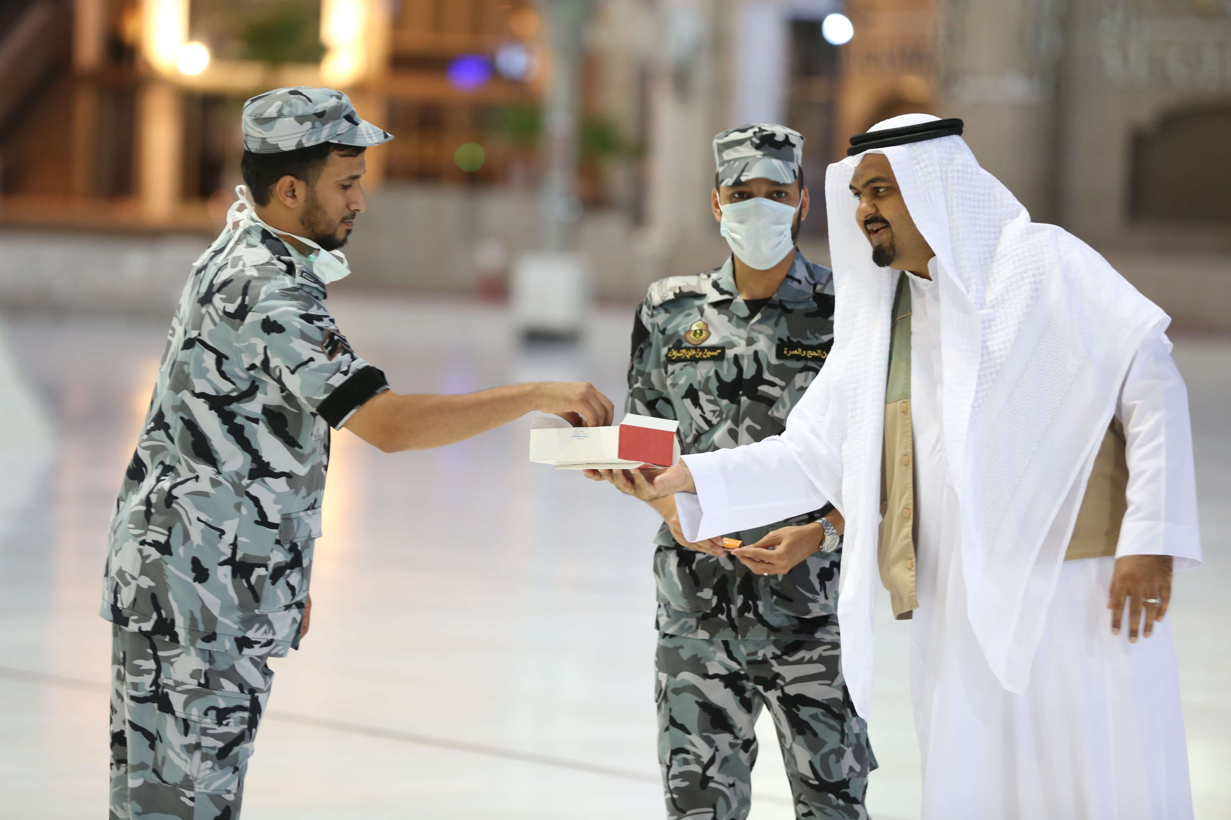 حجاج عام كورونا يهللون لاختيارهم لأداء الفريضة 