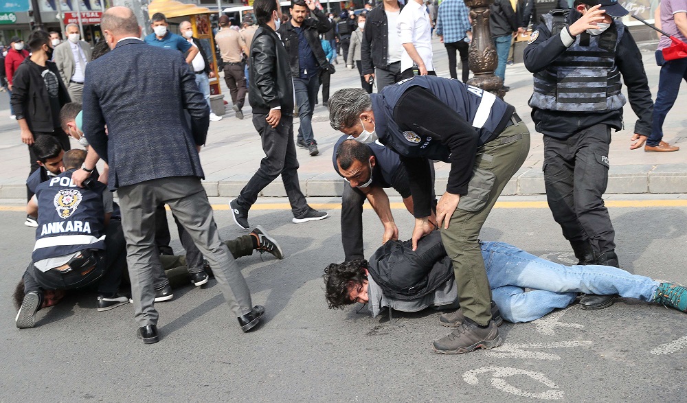 الأتراك تحت مقصلة القمع الممنهج