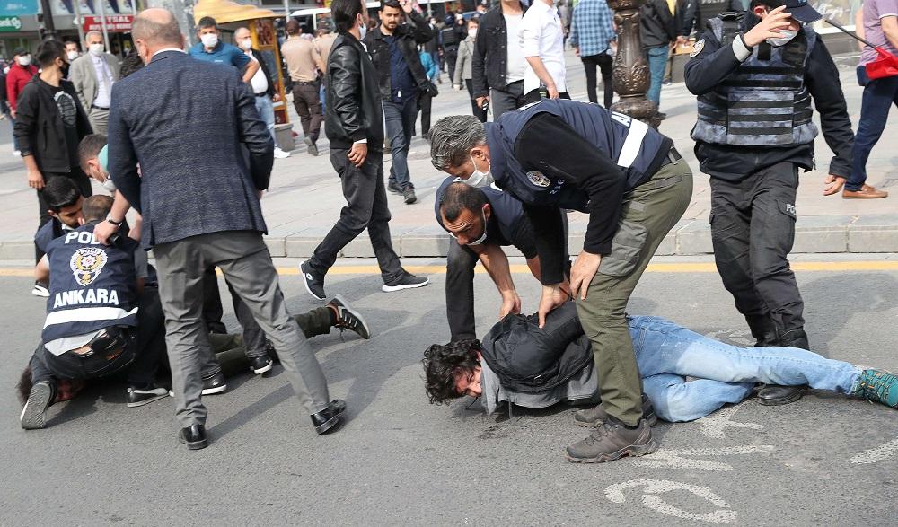 هيومن رايتس ووتش تدعو السلطات التركية إلى إجراء تحقيق في حالات تعذيب