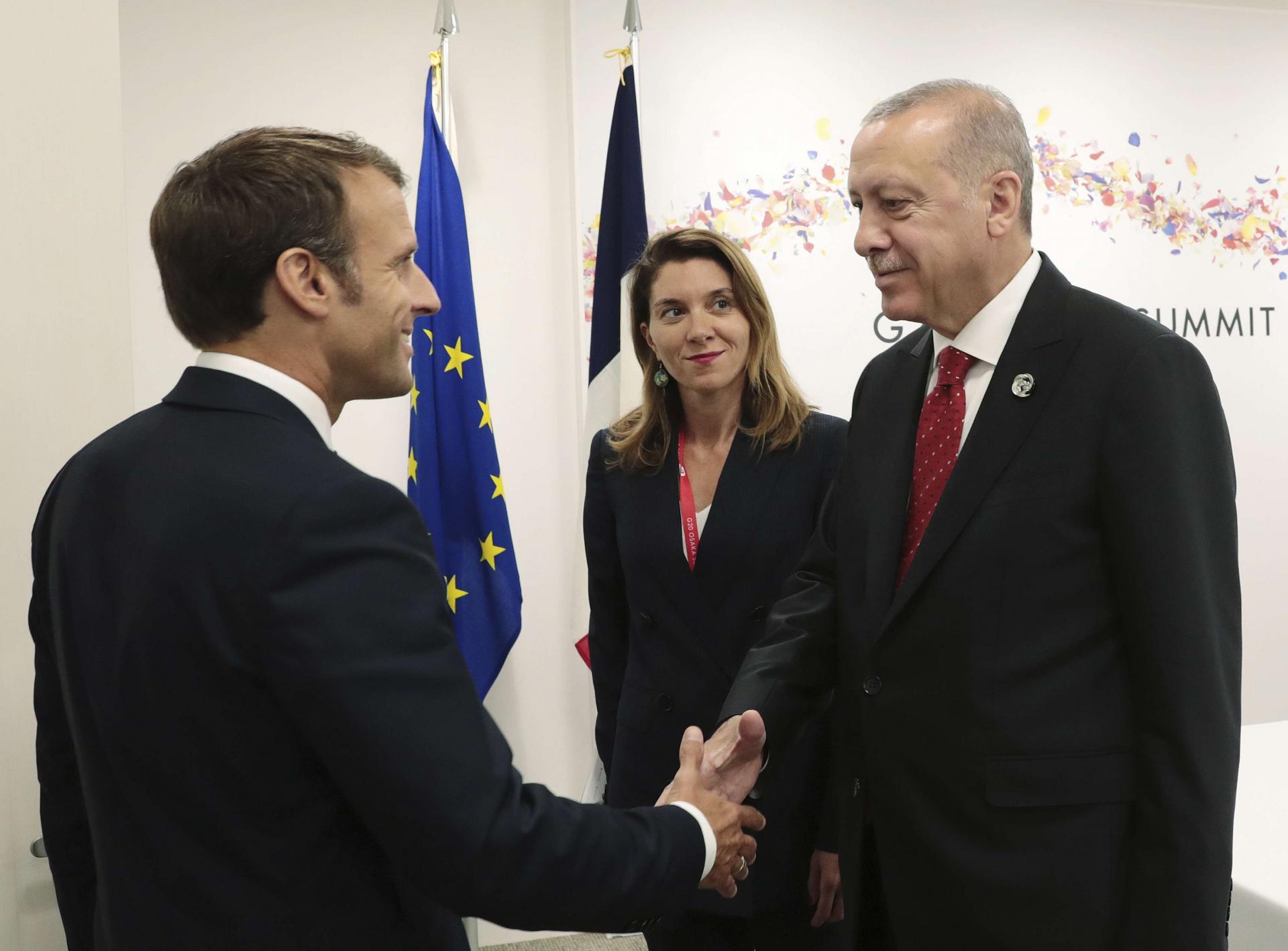 الرئيس التركي رجب طيب اردوغان ونظيره الفرنسي ايمانويل ماكرون