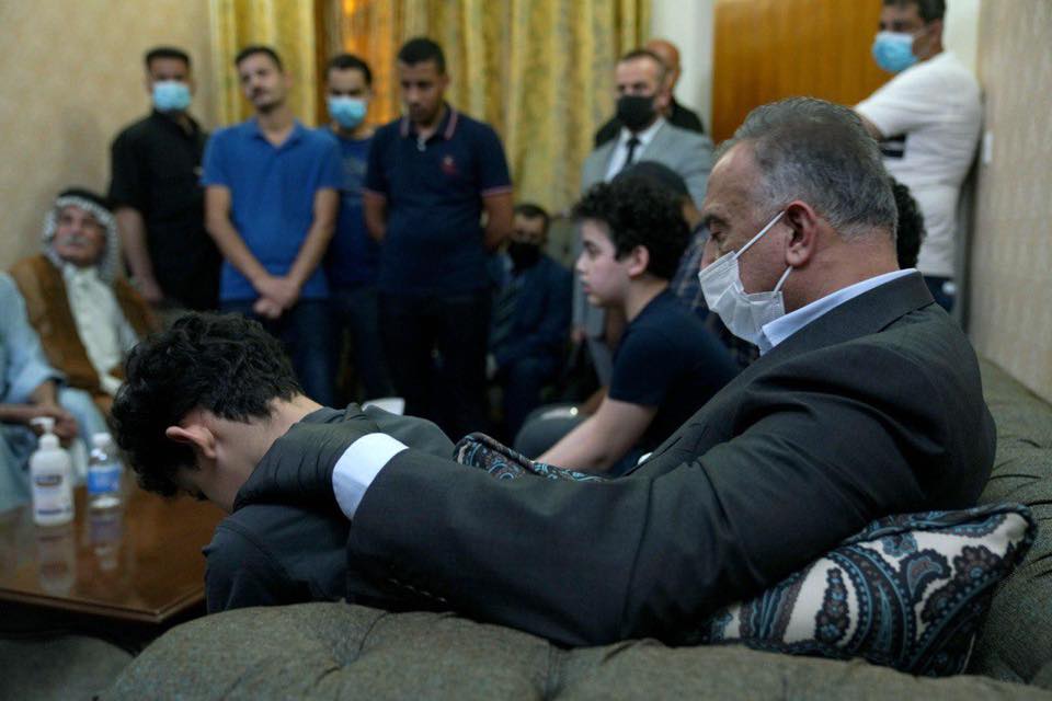 مصطفى الكاظمي زار عائلة المغدور هشام الهاشمي لتقديم واجب العزاء