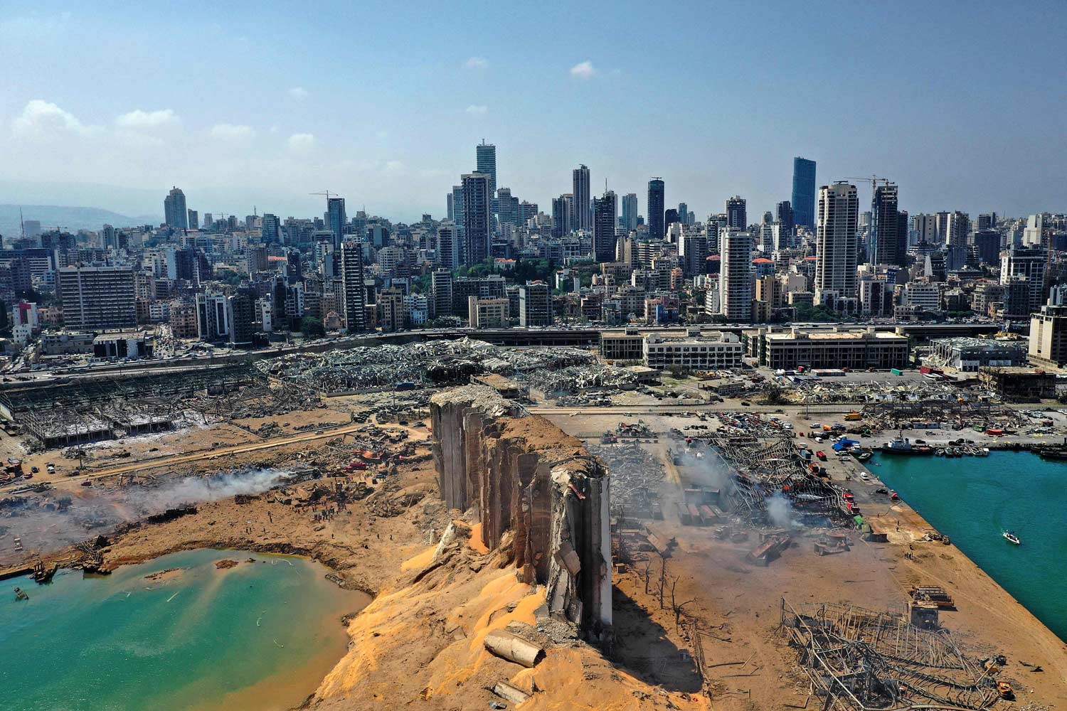 الانفجار الهائل حول المرفأ ومحيطه إلى رماد