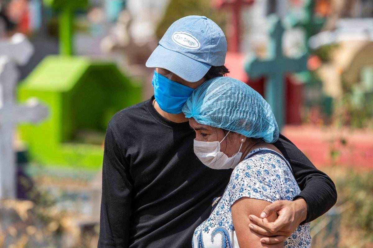 أشخاص في مقبرة بنيكاراغوا يبكون قريبا توفي بكورونا