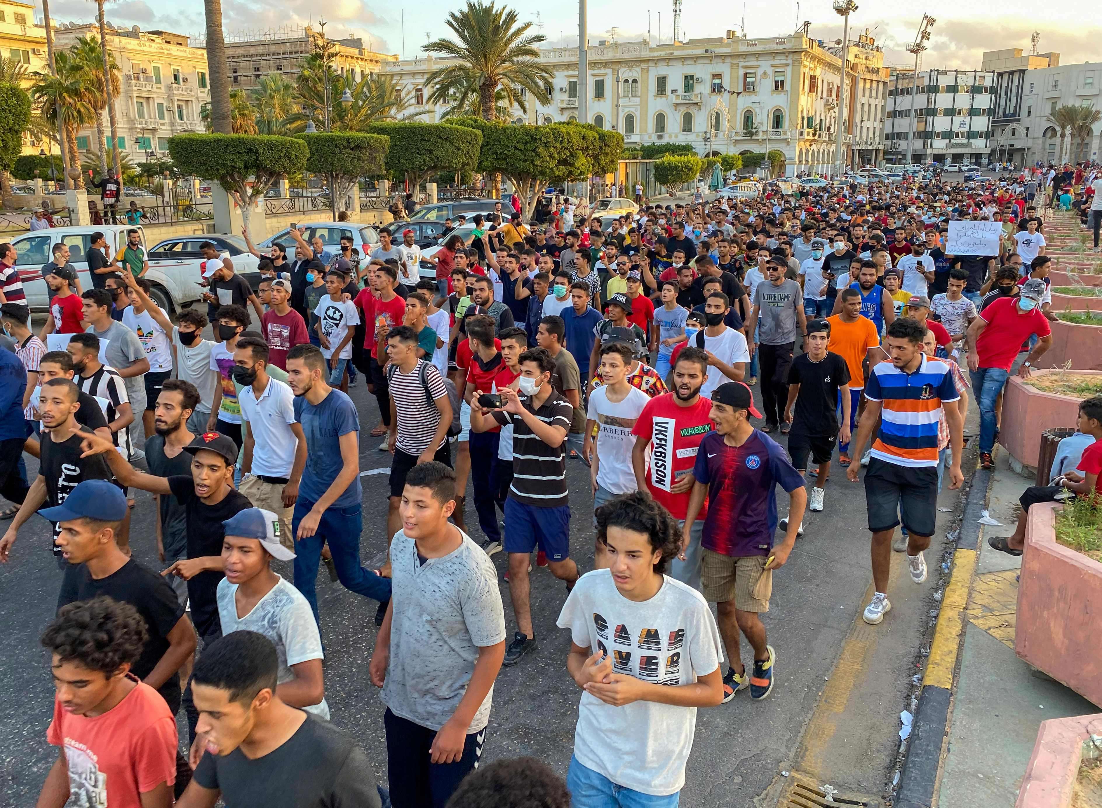دعوات لعصيان مدني وإغلاق المؤسسات والمحلات في طرابلس