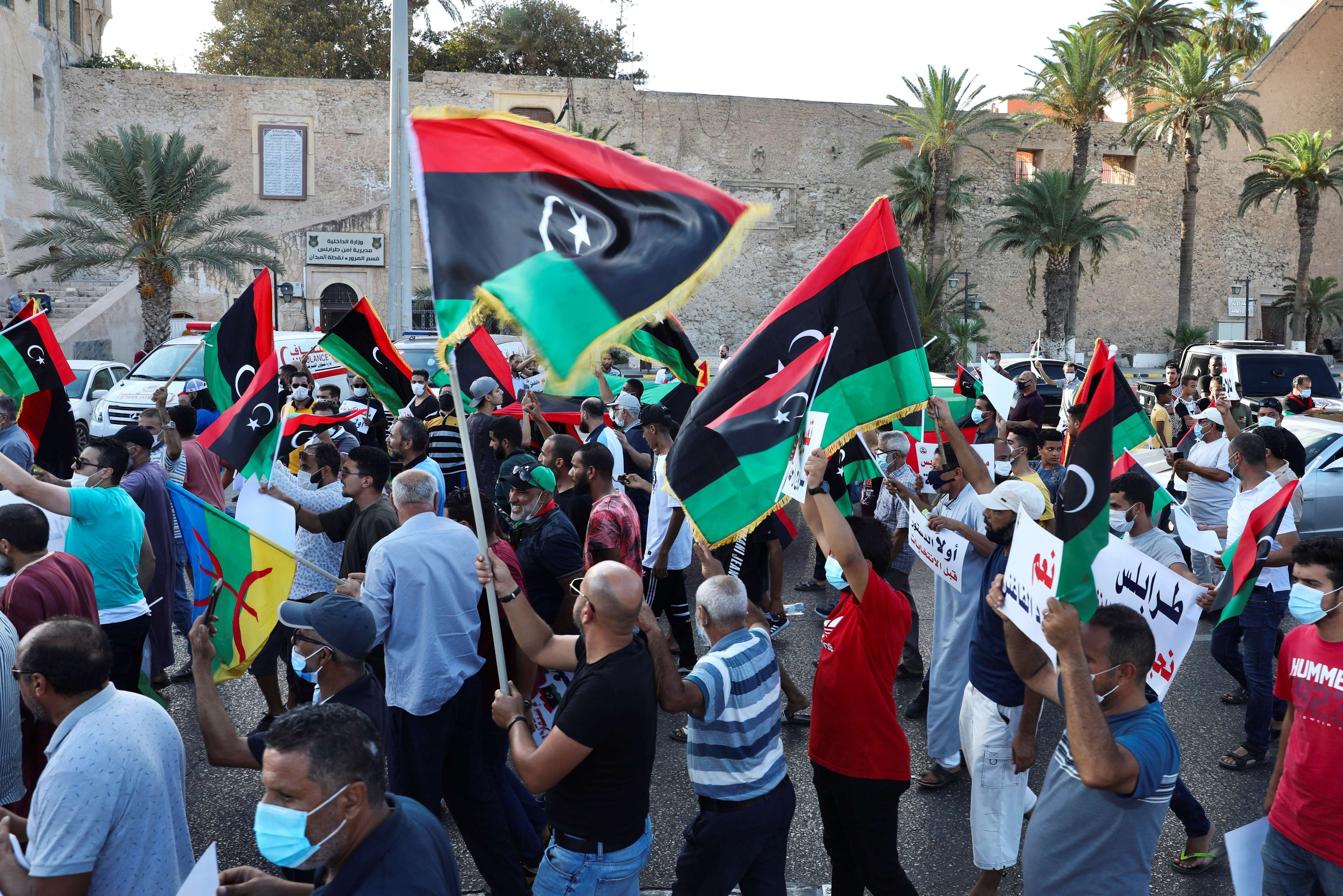 السراج يكتوي بنار الاحتجاجات المطالبة برحيله