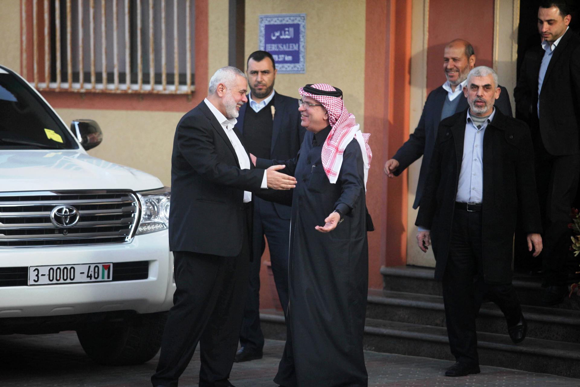 زعيم حركة حماس اسماعيل هنية والدبلوماسي القطري محمد العمادي