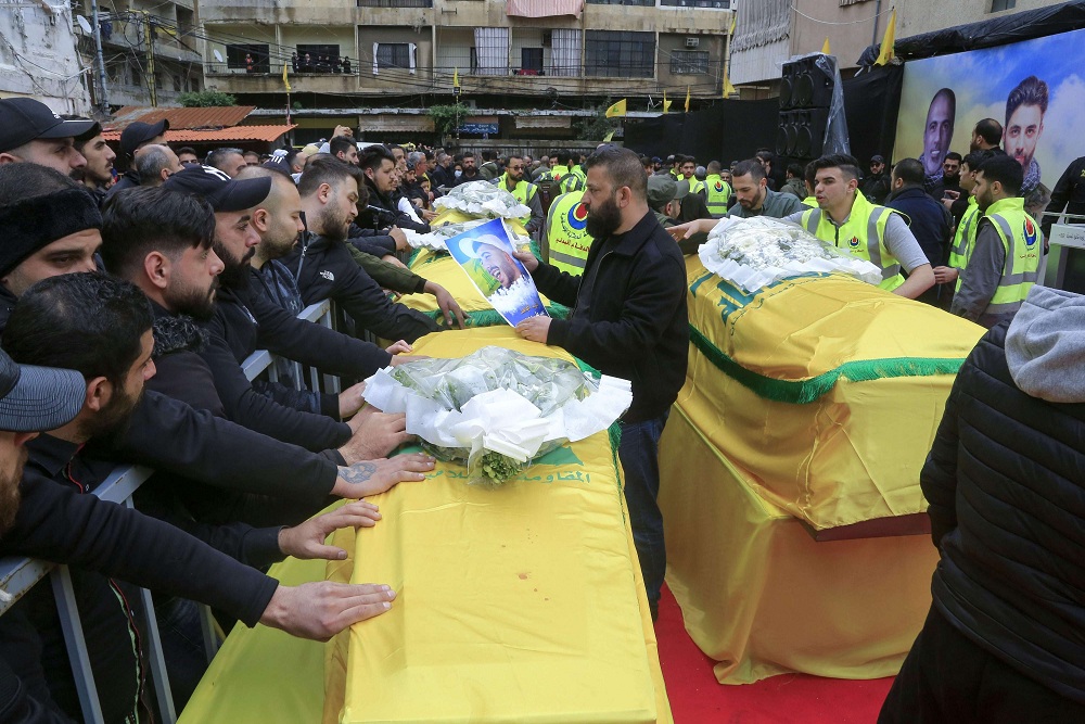 انخراط حزب الله في الحرب السورية دعما لنظام الأسد عمّق عزلة لبنان