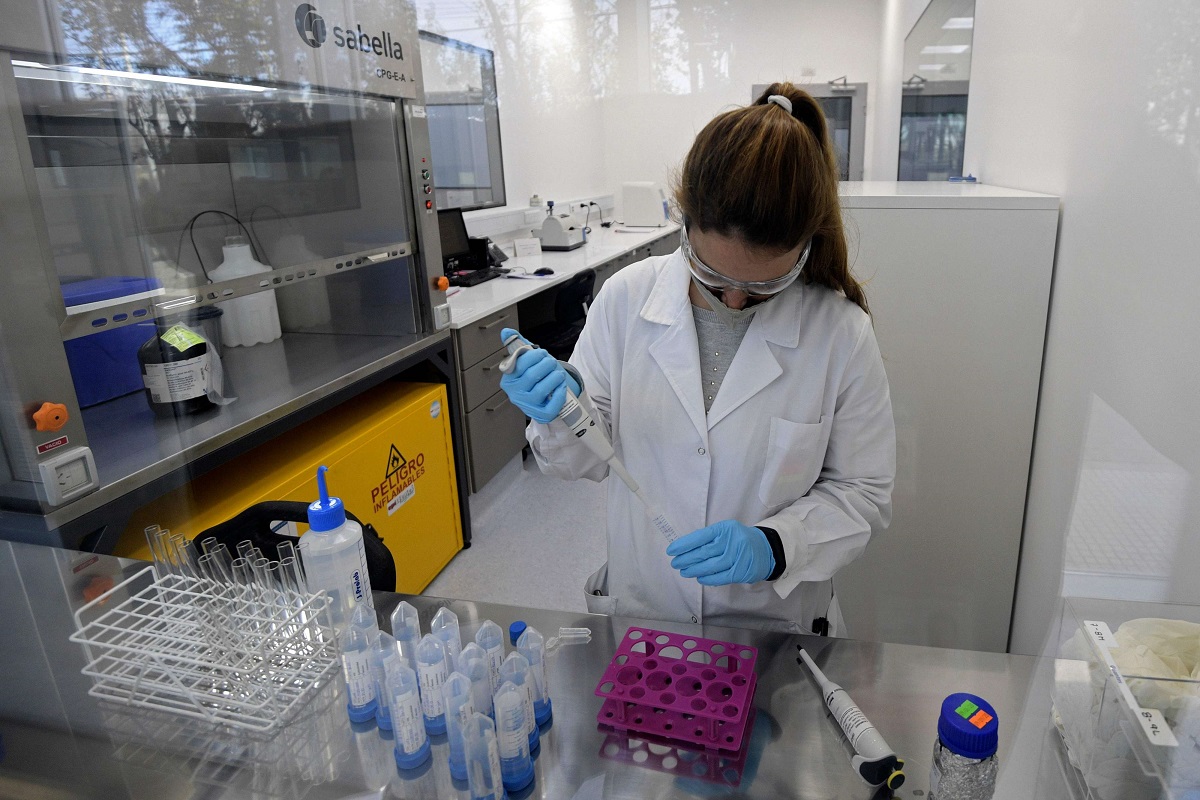 عالمة في مختبرات أسترازينيكا التي تعمل على تطوير اللقاح مع جامعة اوكسفورد