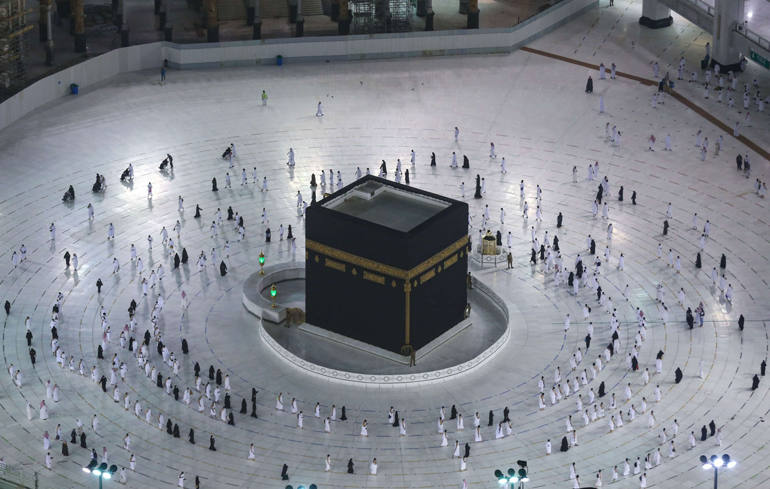 معتمرون