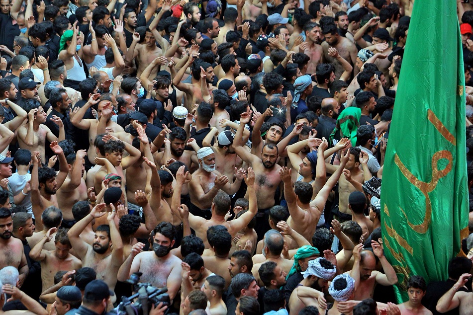 حشود غفيرة في كربلاء لا تأبه لخطر كورونا لانه يخاف من الحسين!