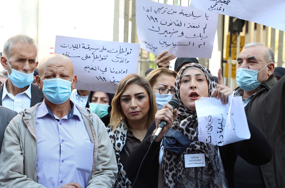 لبنانيون ينددون بالسياسة المالية للبنك المركزي