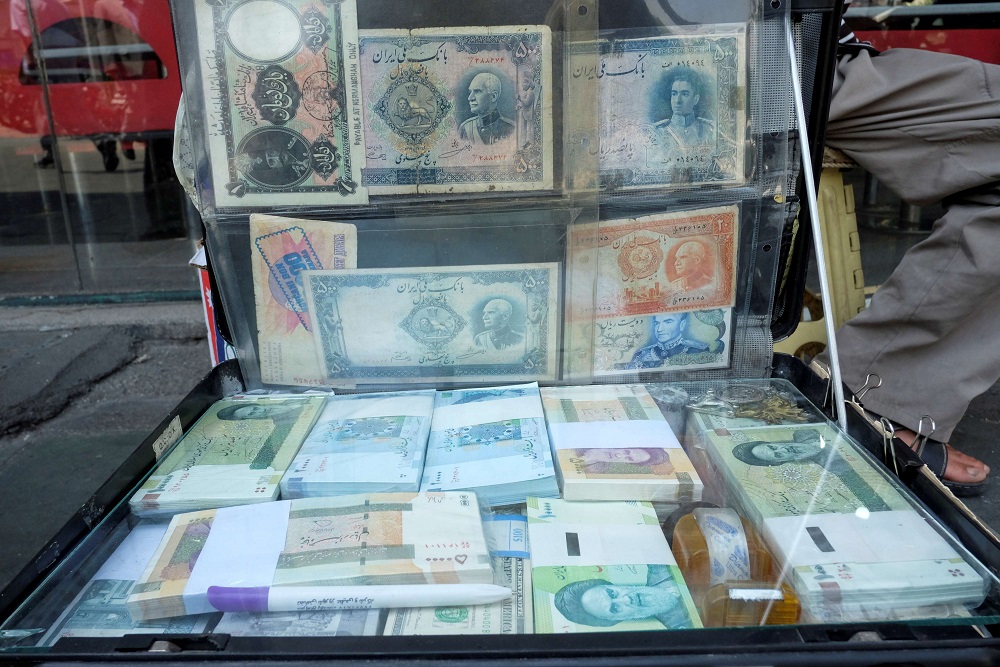 الريال الإيراني يهوي إلى أدنى مستوى بسبب العقوبات الأميركية