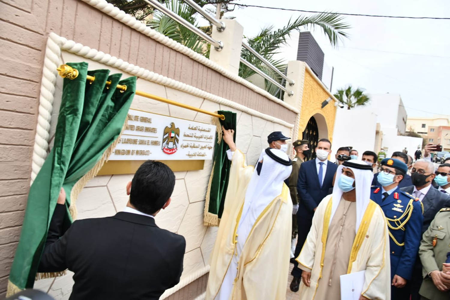 وزير الخارجية المغربي ناصر بوريطة يشارك السفير الإماراتي العصري الظاهري افتتاح القنصلية الإماراتية في العيون