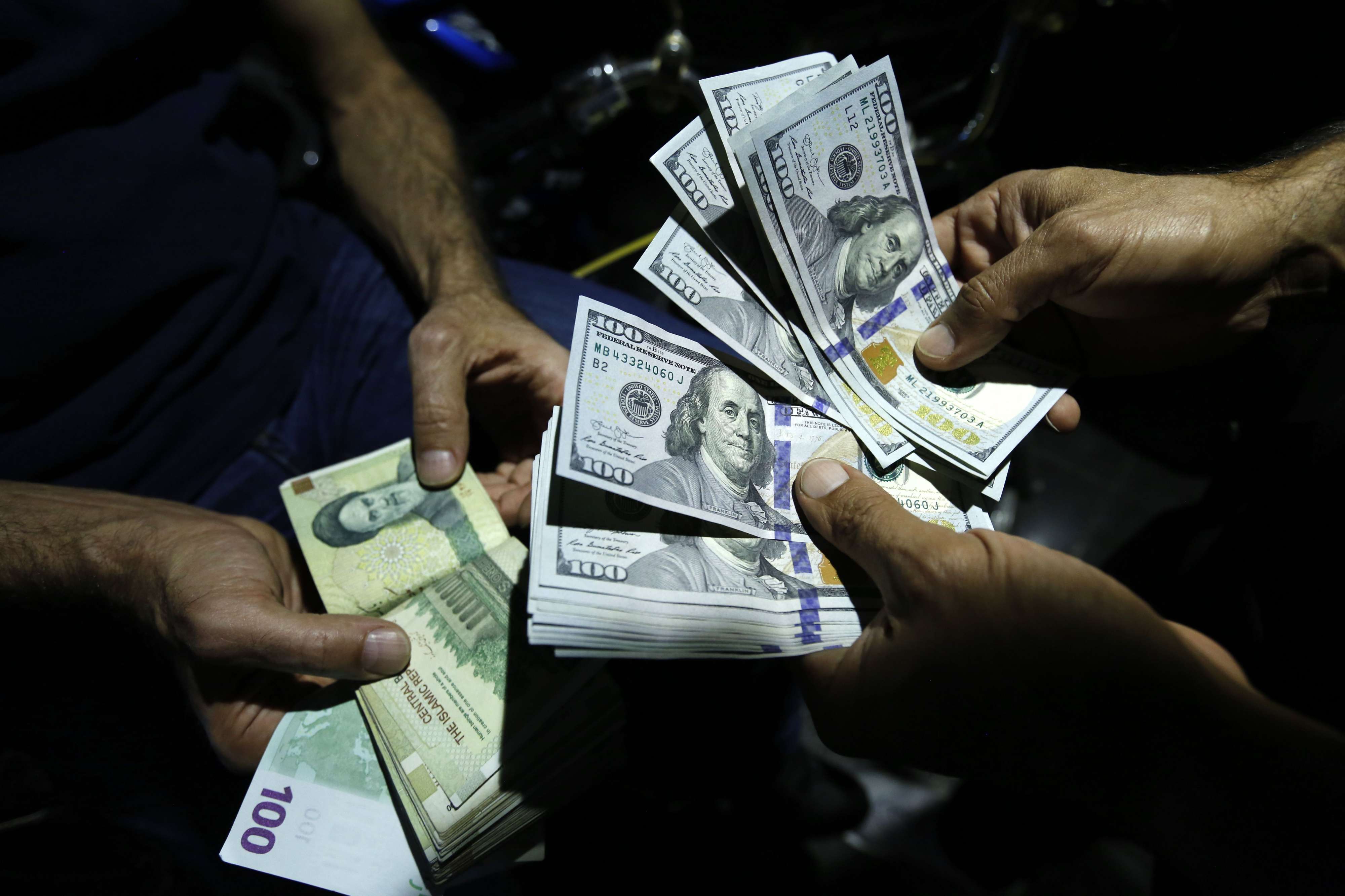 إيران تواجه شحا في النقد الأجنبي بعمليات غسيل أموال 