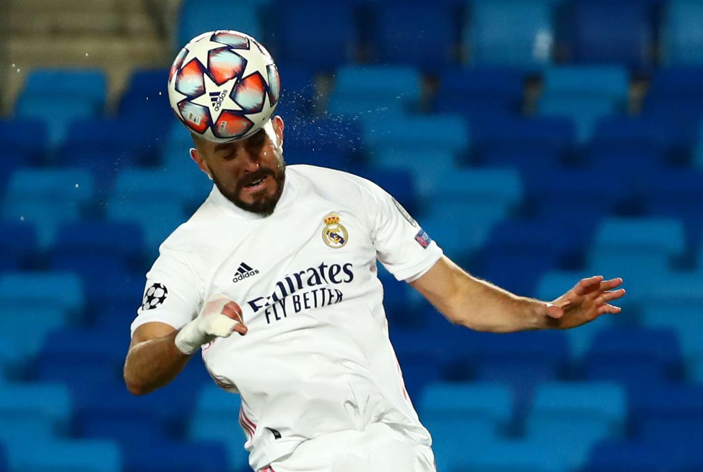 ريال مدريد يتغلب على بوروسيا مونشنغلادباخ الالمانيبهدفين نظيفين لكنهما تأهلا سويًا