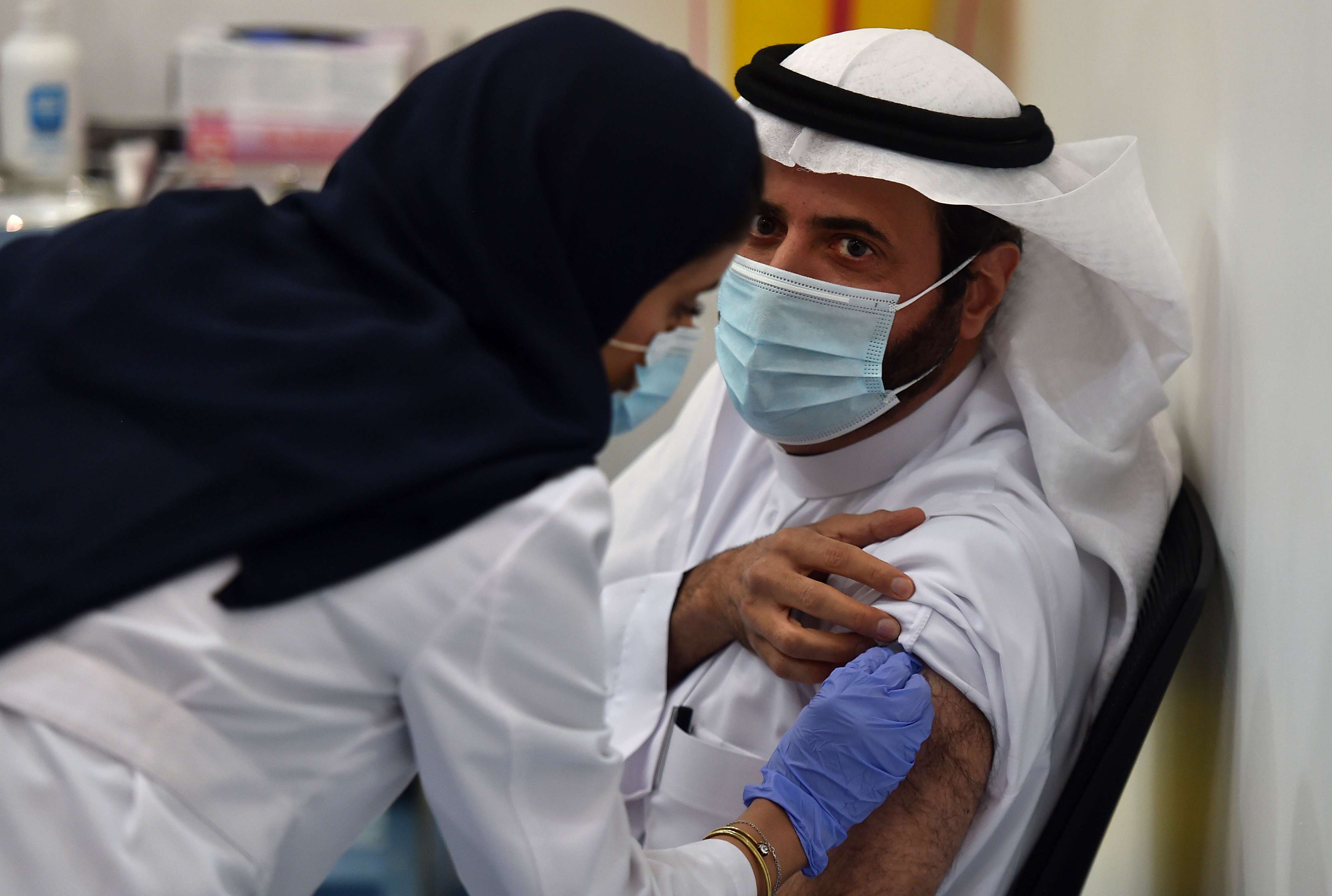 وزير الصحة السعودي توفيق الربيعة من بين أول من تلقوا اللقاح 
