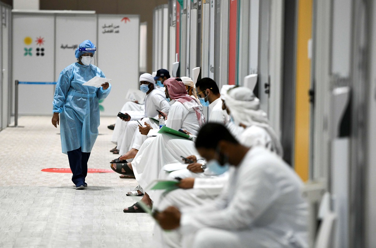 أشخاص ينتظرون دورهم لتجارب اللقاح في مركز أبو ظبي الوطني