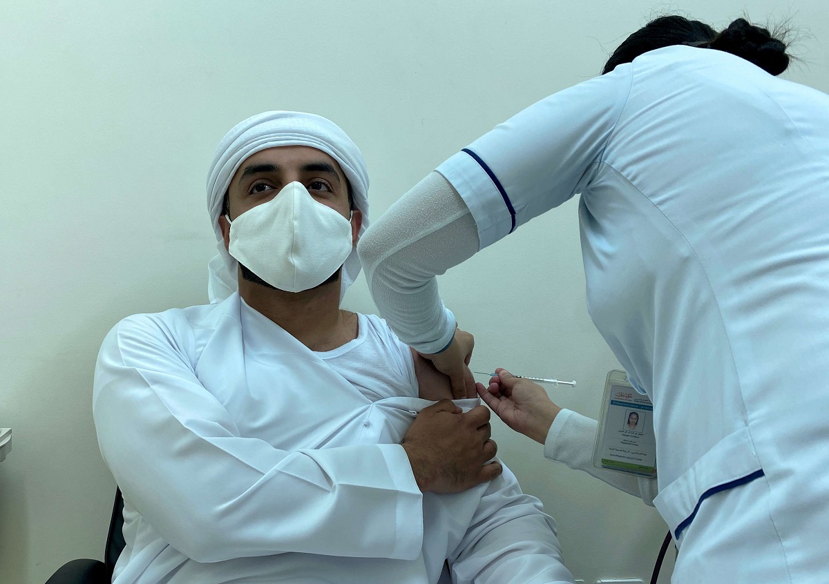 مواطن إماراتي يتلقى لقاح كورونا في مركز صحي بدبي