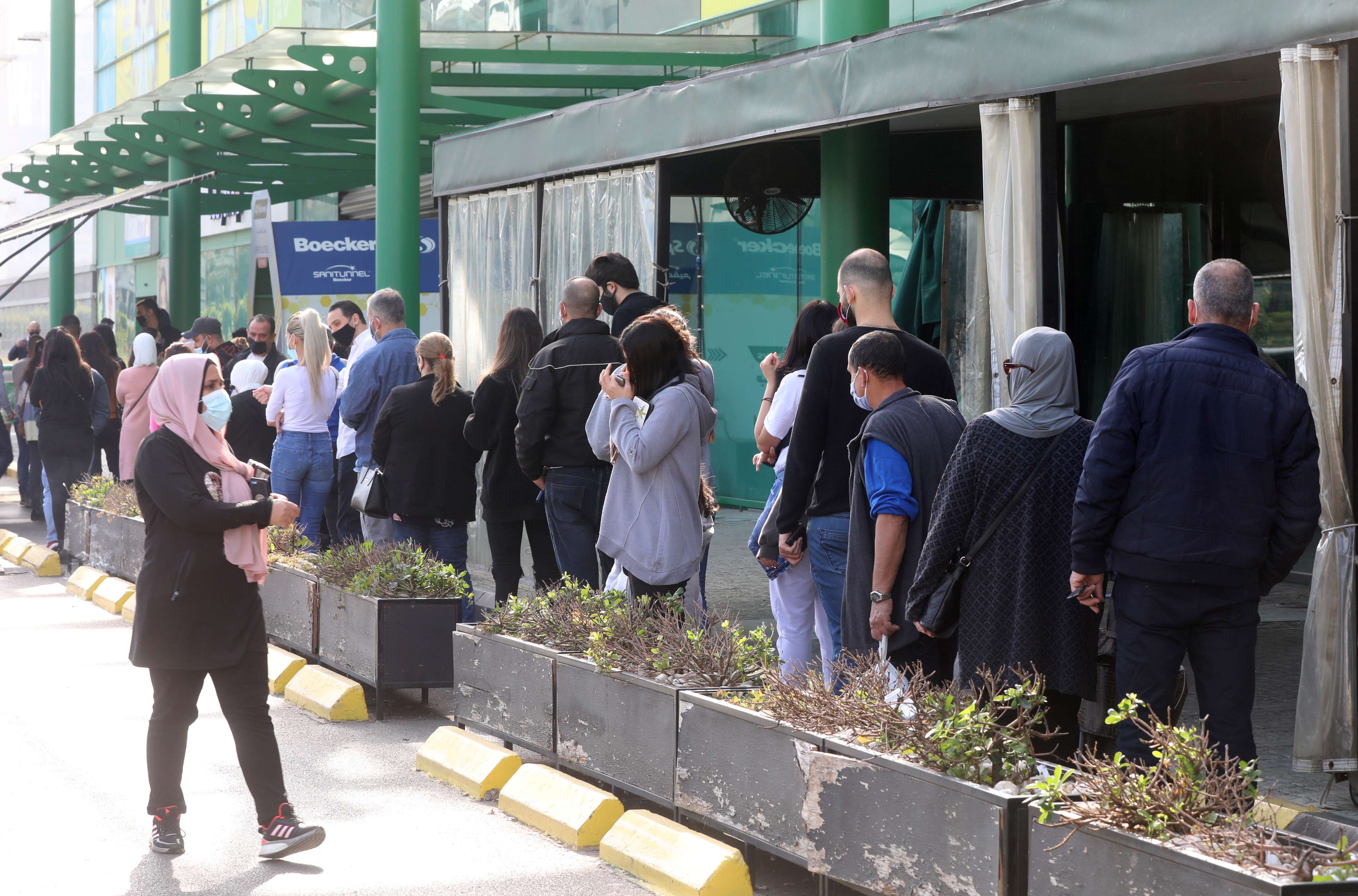 تهافت غير مسبوق للبنانيين على المحلات الغذائية بعد إعلان الحظر الشامل