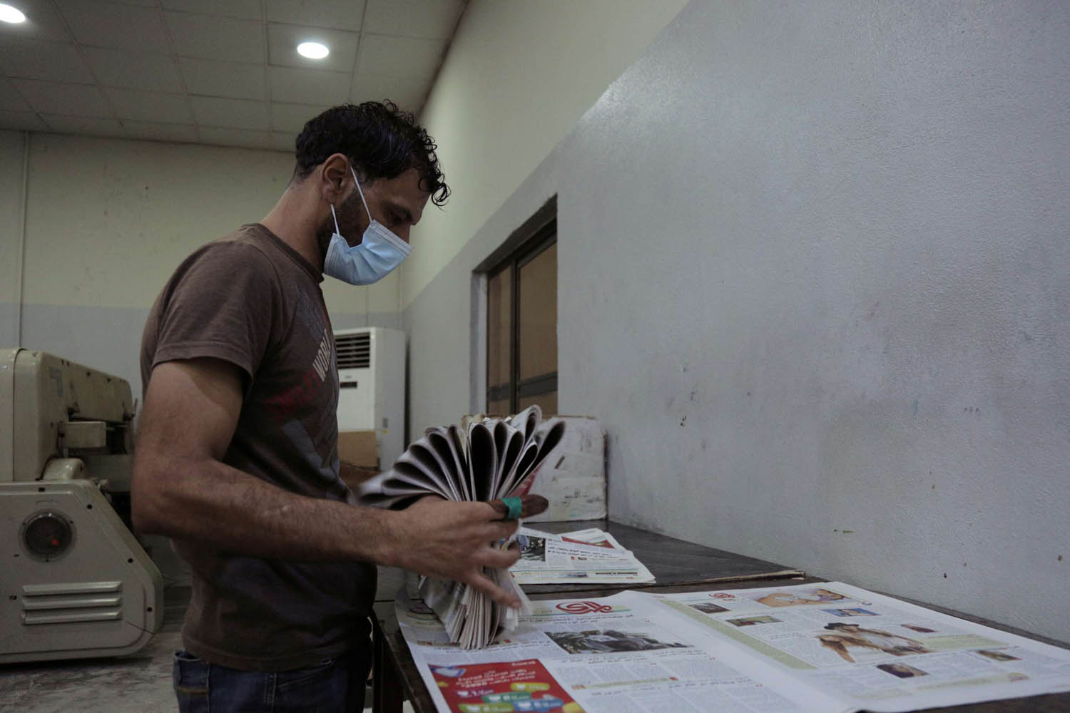 موظف في صحيفة عراقية يقوم بتجميع الصحف
