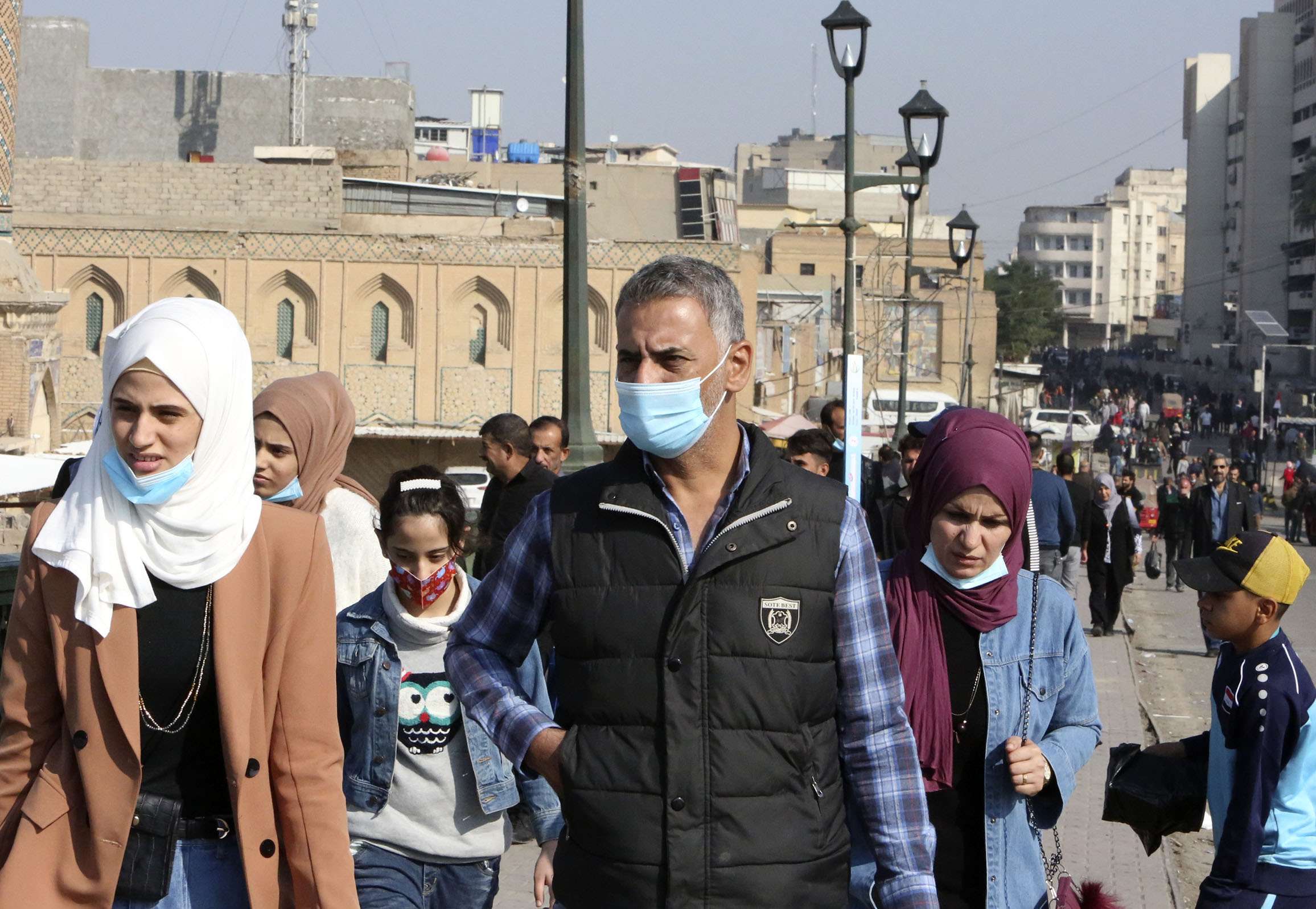 عراقيون يلبسون كمامات للوقاية من كورونا في وسط بغداد