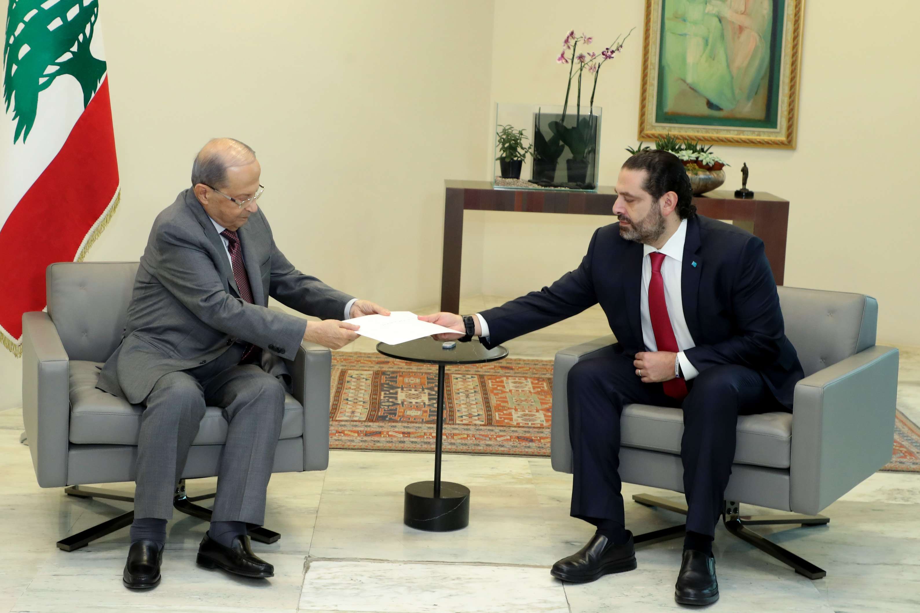 الرئيس اللبناني ميشال عون (يسار) يلتقي رئيس الوزراء المكلف سعد الحريري