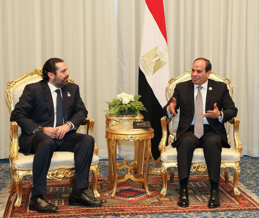 الرئيس المصري عبدالفتاح السيسي (يمين) ورئيس الوزراء اللبناني سعد الحريري