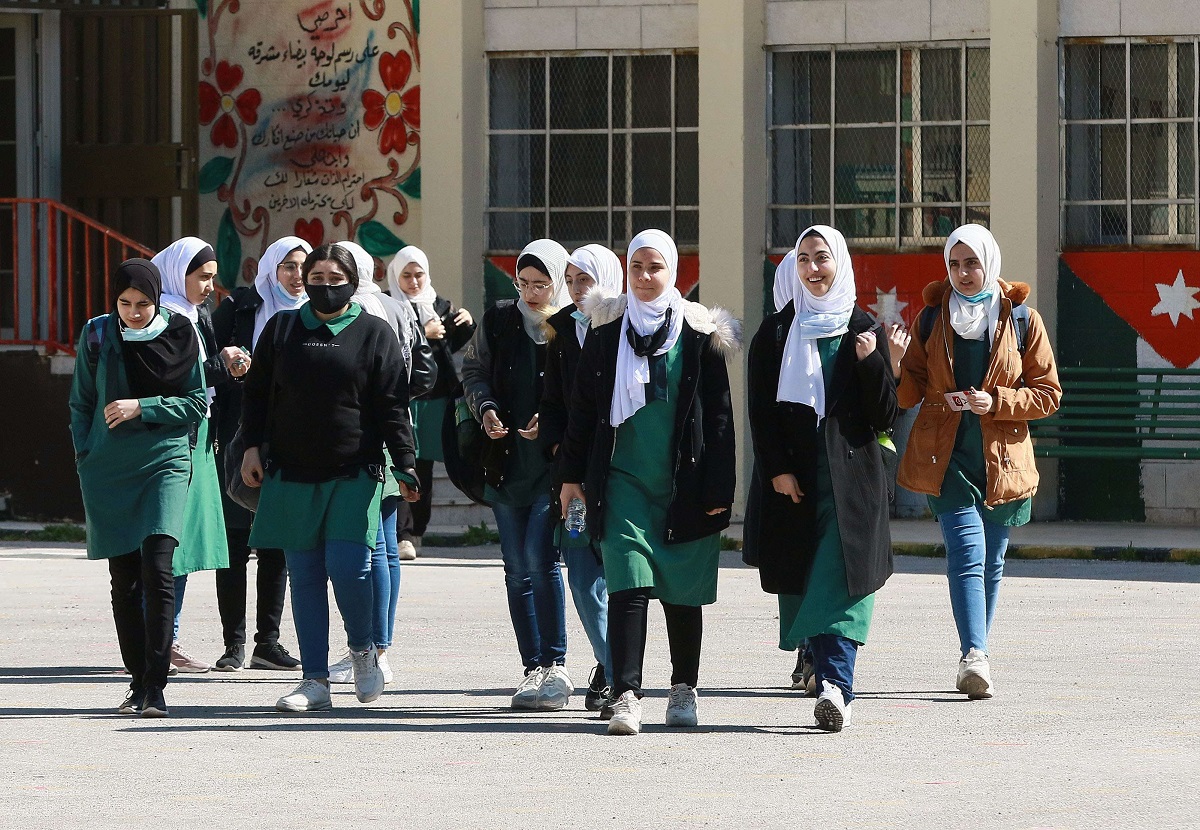 طالبات أردنيات بالزي المدرسي