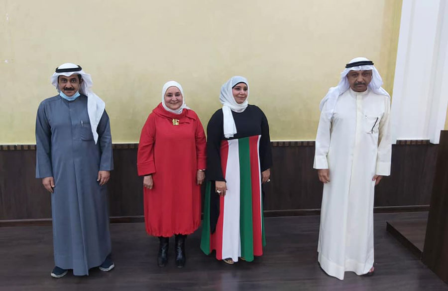 رئيس الوزراء الكويتي الشيخ صباح الخالد الصباح يتحدث مع عدد من النواب في جلسة سابقة